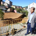 El presidente de la Confederación Hidrográfica del Miño-Sil, Francisco Marín (I), junto al alcalde de Vega de Espinareda (León), Santiago Rodríguez (D), durante la visita a las actuaciones ejecutadas en el arroyo de Castellanos.-ICAL