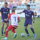 Waldo avanza con el balón en el partido de pretemporada ante el Sporting.-MANUEL BRÁGIMO