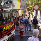 Un camión de bomberos en la entrada a la calle Guadamacileros.-EL MUNDO
