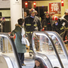 Los bomberos precintan el acceso a las escaleras mecánicas-J.M.LOSTAU