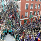 La procesión de Las Palmas del Domingo e Ramos congregó a miles de vallisoletanos y turistas para rememorar la entrada de Jesús a Jerusalén.-J. M. LOSTAU