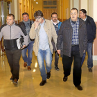 Los miembros del comité de empresa llegan a la reunión mantenida el miércoles en el Ayuntamiento.-J.M.LOSTAU