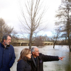 La presidenta de la Diputación de Zamora, Mayte Martín Pozo, junto al diputado provincial José Pernía (D) y Juan Dúo (I) junto al puente de Mózar-Ical