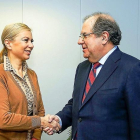La comisaria Elzbieta Bienkowska saluda al presidente de la Junta, Juan Vicente Herrera, en Bruselas.-ICAL