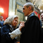 Consuelo Madrigal condecora a Alejandro Luzón.-Angel Diaz / EFE