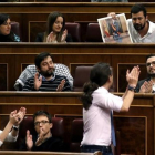 Los diputados de Podemos apluden la intervención de Antonio Gómez Reino.-SERGIO BARRENECHEA