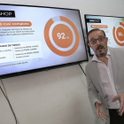 Juan Carlos Martín Sánchez, director comercial de ICON Multimedia, muestra el dispositivo para determinar el aforo en establecimientos. MANUEL BRÁGIMO