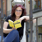 Carmen del Río Bravo posa con un ejemplar de ‘La casa de ellos’.-LOSTAU