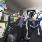 Entrega de las mamparas de separación para los taxistas. PHOTOGENIC / MIGUEL ÁNGEL SANTOS