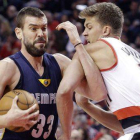 Marc Gasol trata de deshacerse de la presión de Meyers Leonard, durante el partido que ha enfrentado a los Grizzlies y los Trail Blazers.-Foto: AP / DON RYAN