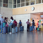 Viajeros en el aeropuerto de Villanubla en Valladolid.- ICAL