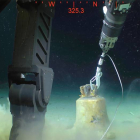 Momento en el que el equipo ROV de Paul Allen consigue recuperar la campana de entre los restos del histórico naufragio del crucero de guerra HMS Hood de la Royal Navy y que servirá para homenagear a sus 1.415 víctimas.-Foto:   PAUL G. ALLEN