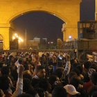 Decenas de aficionados tratan de acceder al estadio de la Defensa Aérea, antes del partido entre el Zamalek y el ENPPI en El Cairo.-Foto:   AP / AHMED ABD EL-GWAD