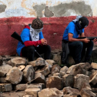 Miembros de las fuerzas gubernamentales sentados sobre lo que queda de las barricadas destruidas en el barrio de Monimbo  /-OSWALDO RIVAS (REUTERS)