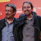 El secretario general de Podemos, Pablo Iglesias, y el candidato de En Comú Podem, Xavier Domènech, en el estreno de 'Ocho apellidos catalanes'.-EFE / JUAN CARLOS HIDALGO