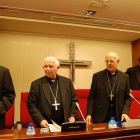 Ricardo Blázquez, a la derecha, durante la Asamblea Plenaria de los obispos.-CEE