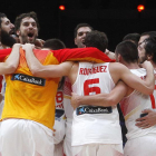 Los jugadores de España celebran la victoria en el Eurobasket 2015.-Michel Spingler / AP