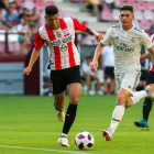 Marcos André avanza con el balón durante un partido entre el Logroñés y el Castilla.-RIOJAPRESS.COM
