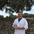 Pedro Delgado con su queso en la granja de Monleras.-H.M.