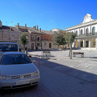 Aspecto actual de la Plaza Mayor de Íscar, que quieren renovar con Planes Provinciales y recursos municipales.-A.Í.