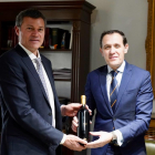 Brandon Milmo, parte de la quinta generación de la familia Madero, entrega al presidente de la Diputación de Valladolid Conrado Íscar de unas botellas conmemorativas en el Palacio de Pimentel.-E.M.