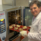 Alfonso Jiménez introduce en el horno uno de los productos fabricados por Cascajares en Dueñas (Palencia).-MANUEL BRÁGIMO