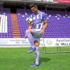 Álex Pérez da toques de balón, ayer, minutos antes de su presentación en Zorrilla.-ANDRÉS DOMINGO