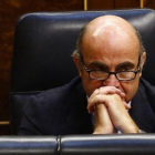 El ministro de Economía en funciones, Lius de Guindos, en la sesión de investidura de Mariano Rajoy.-AGUSTIN CATALAN