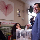 El presidente de la Junta de Andalucía y líder del PP andaluz, Juanma Moreno, ejerció su derecho al voto Málaga.-EFE