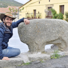 El arqueólogo Juan Pablo López, junto a uno de los verracos de la Plaza de Villatoro, localidad abulense célebre por sus restos arqueológicos de la Edad del Hierro.-ARGICOMUNICACIÓN