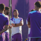 Gonzalo Álvarez, a la izquierda de Pezzolano, da indicaciones en una sesión. / PHOTOGENIC