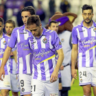 Moyano, Balbi, Mata, Míchel y Álex Pérez se retiran cariacontecidos tras el final del partido.-J.M. LOSTAU