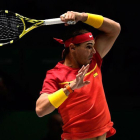 Rafa Nadal ejecuta un golpe en el partido de su debut en la nueva Copa Davis.-AFP / JAVIER SORIANO