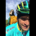 Michele Scarponi y 'Frankje', el loro que lo sigue en los entrenamientos.-
