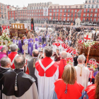 Fervorín y bendición impartida por Luis Argüello en la procesión del Encuentro de 'Jesús Resucitado' con la 'Virgen de la Alegría'. -J.M. LOSTAU