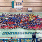 Los participantes en el día delMinivoley posan en el polideportivo del colegio Nuestra Señora de Lourdes.-MARIANOGONZÁLEZ