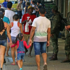 Miembros de las Fuerzas Armadas brasileñas vigilan la playa de Copacabana el pasado domingo.-EFE / FERNANDO MAIA