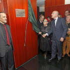 Carnero descubre la placa en presencia, entre otros, de Javier Semprún, Jesús Peña, Carmen Urdiales, Luis Miguel García y Julio Lázaro.-J.M. Lostau