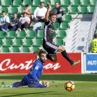 Drazic y Juan Carlos observan la trayectoria del balón, que salió fuera, en la mejor ocasión del Valladolid en el Martínez Valero.-ARABA PRESS