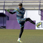 Varas realiza ejercicios de estiramiento-BALCAZA