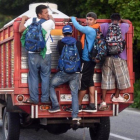 Inmigrantes hondureños en un camión que circula por México rumbo a EEUU.-JOHAN ORDONEZ (AFP)