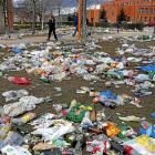 Restos tras la celebración de un botellón en el campus de Vegazana de  León.-EL MUNDO