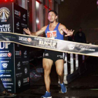 Ganó la tradicional carrera por las escaleras del Empire State Building, al remontar los 1.576 peldaños con un tiempo de 10 minutos y 50 segundos.-ATLAS
