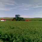 Máquina segadora en los campos de cultivo de alfalfa en Villalar de los Comuneros (Valladolid).-EL MUNDO