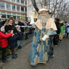 El Rey Melchor saluda a los niños durante la Cabalgata de los Reyes Magos en Valladolid.-RUBÉN CACHO/ICAL