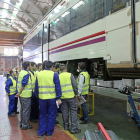Alumnos del Centro de FP Juan de Herrera hacen las prácticas en los talleres de Renfe.-Ical