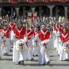 Cofrades llegando a la Plaza Mayor en la procesión del Encuentro entre Jesús Resucitado y la Virgen de la Alegría-J.M.Lostau