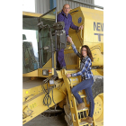 Laura con su padre Félix, quien le ha enseñado todo el campo y del que se siente "muy orgullosa".-BRÁGIMO