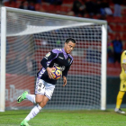 De Tomás lleva el balón hasta el círculo central después de marcar al Girona.-ARABA PRESS