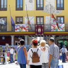 Las banderas del Consistorio permanecerán a media asta hasta el final de las fiestas, el próximo jueves.-J.M. LOSTAU